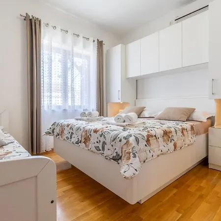 Sweet Triple In Gasthuis