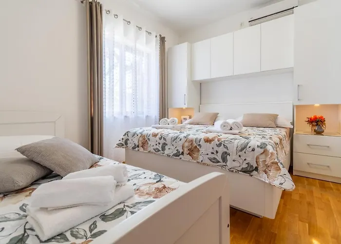 Sweet Triple In Pensionat Makarska